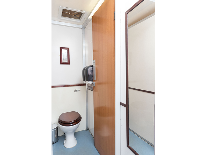 Luxury restroom trailer